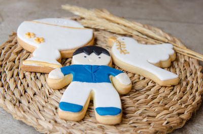 Close-up of cookies on straw placemat