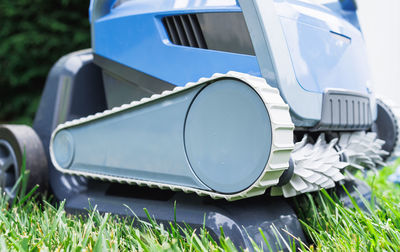 Automatic pool cleaning robot vacuum on caddy