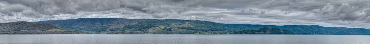 Panoramic view of lake and mountains against sky