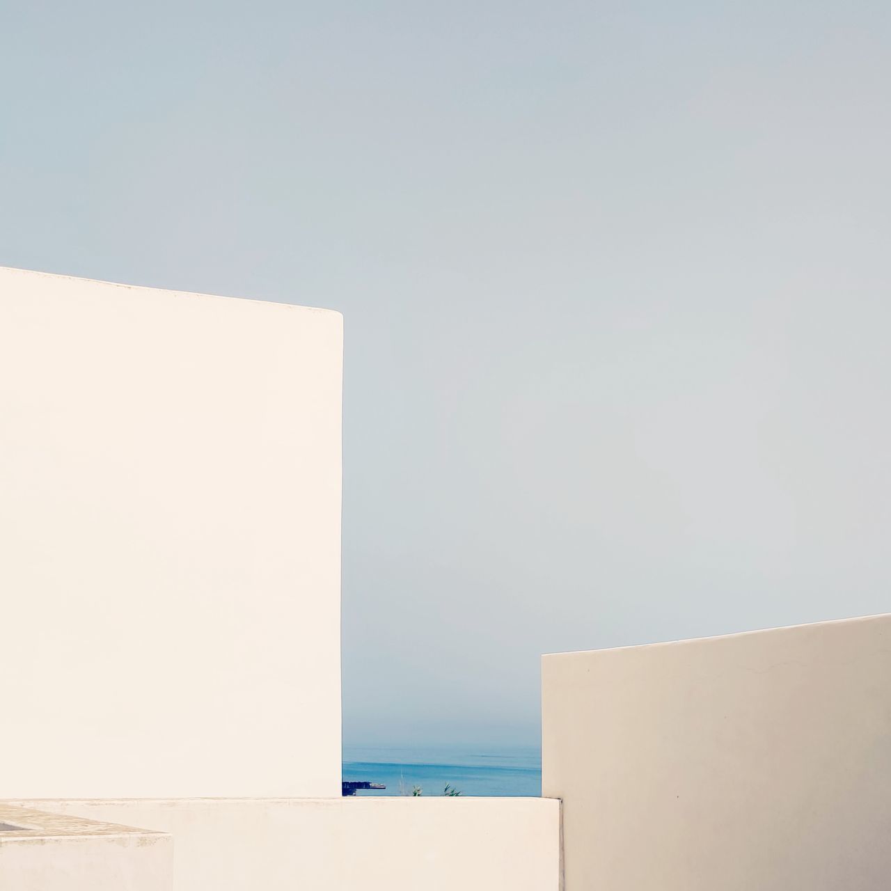 WHITE WALL BY SEA