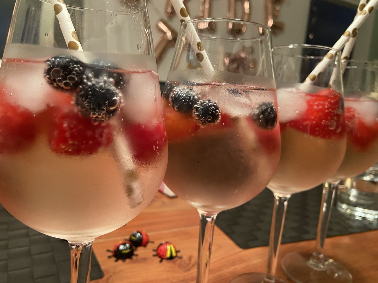 CLOSE-UP OF DRINK IN GLASS