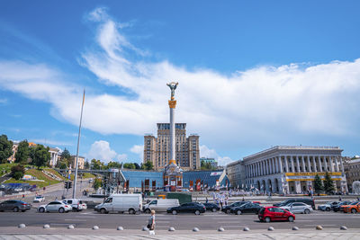 Road traffic in front of independence monument on the maidan nezalezhnosti square