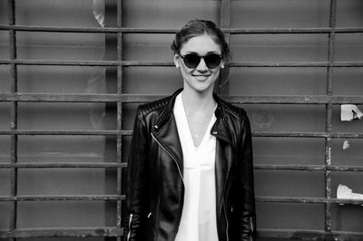 Portrait of young woman in sunglasses