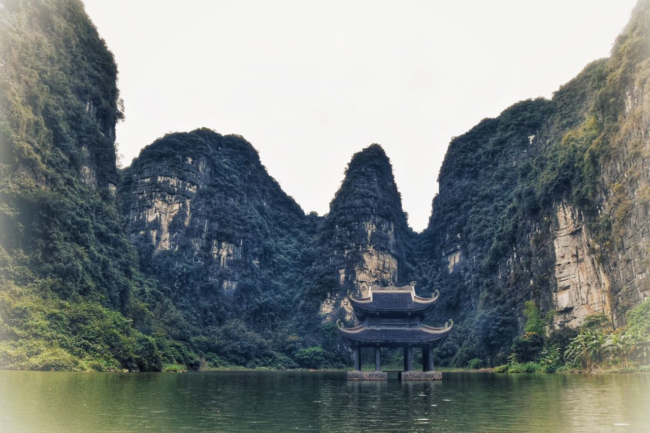 PANORAMIC VIEW OF A LAKE