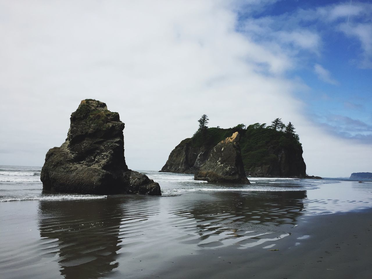 water, sea, rock - object, tranquil scene, scenics, tranquility, rock formation, beauty in nature, sky, nature, waterfront, cliff, horizon over water, rock, idyllic, beach, reflection, shore, day, outdoors