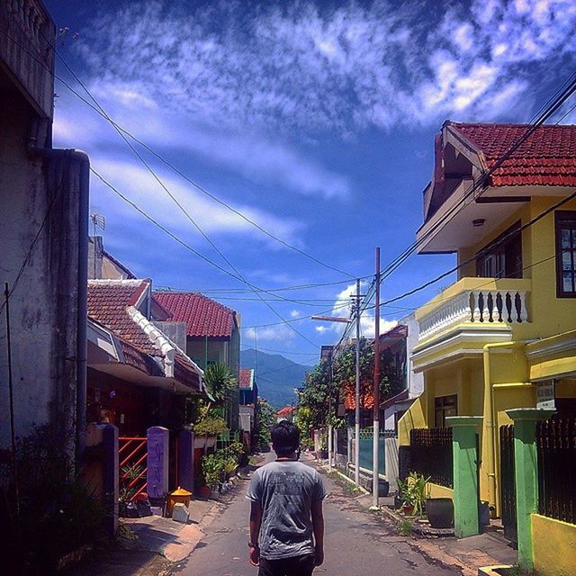 building exterior, architecture, built structure, sky, residential structure, cloud - sky, street, house, residential building, city, cloud, the way forward, rear view, men, road, building, walking, residential district