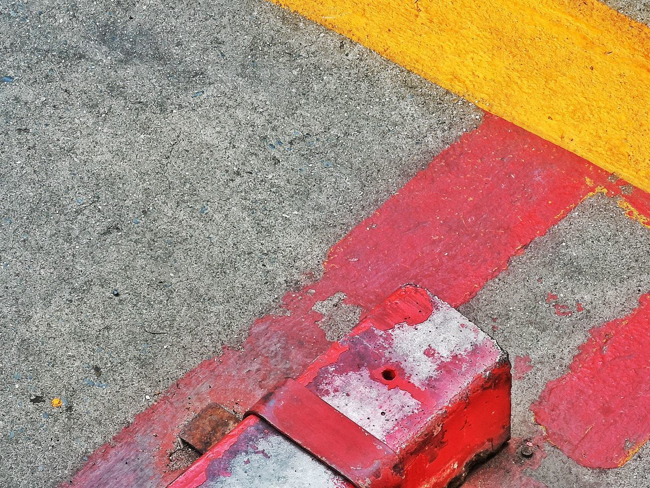 HIGH ANGLE VIEW OF ROAD MARKING ON STREET