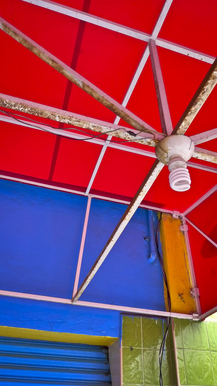 LOW ANGLE VIEW OF CEILING