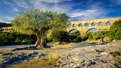 Arch bridge against sky