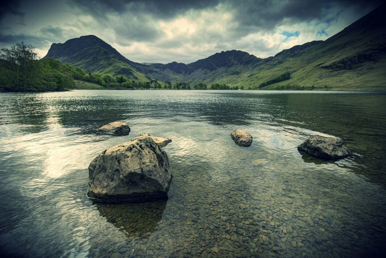 water, mountain, tranquil scene, sky, lake, tranquility, scenics, mountain range, beauty in nature, nature, cloud - sky, reflection, waterfront, cloud, idyllic, river, rock - object, rippled, non-urban scene, cloudy