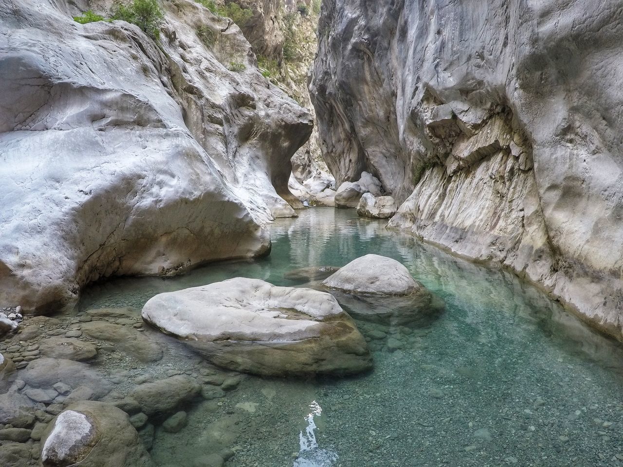 HIGH ANGLE VIEW OF ROCK FORMATION ON WATER