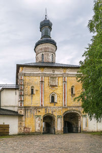 Holy gate with the church of john climacus in kirillo-belozersky monastery, russia