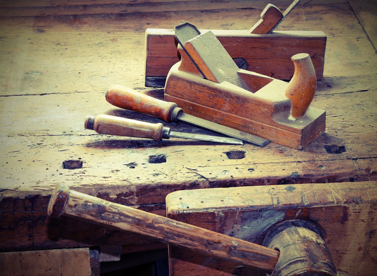 HIGH ANGLE VIEW OF OLD RUSTY MACHINE ON TABLE