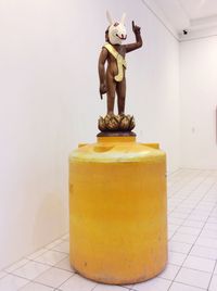 statue