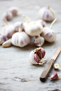 Garlic and knife on table