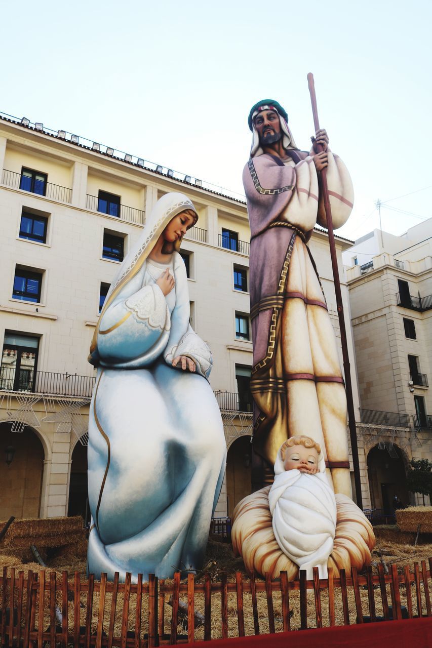 LOW ANGLE VIEW OF STATUES AGAINST BUILDING