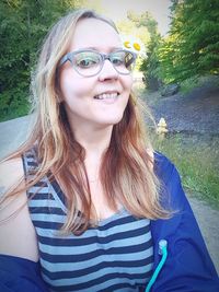 Portrait of smiling young woman wearing sunglasses