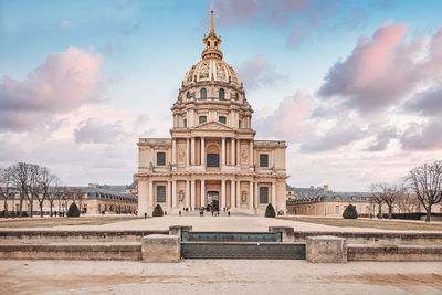 Hôtel des invalides facade in paris during cloudy day