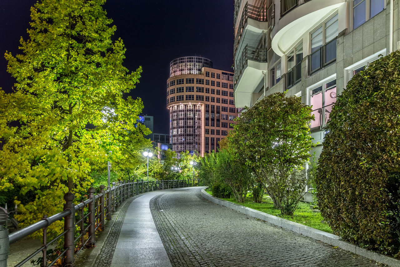 FOOTPATH AMIDST BUILDINGS IN CITY