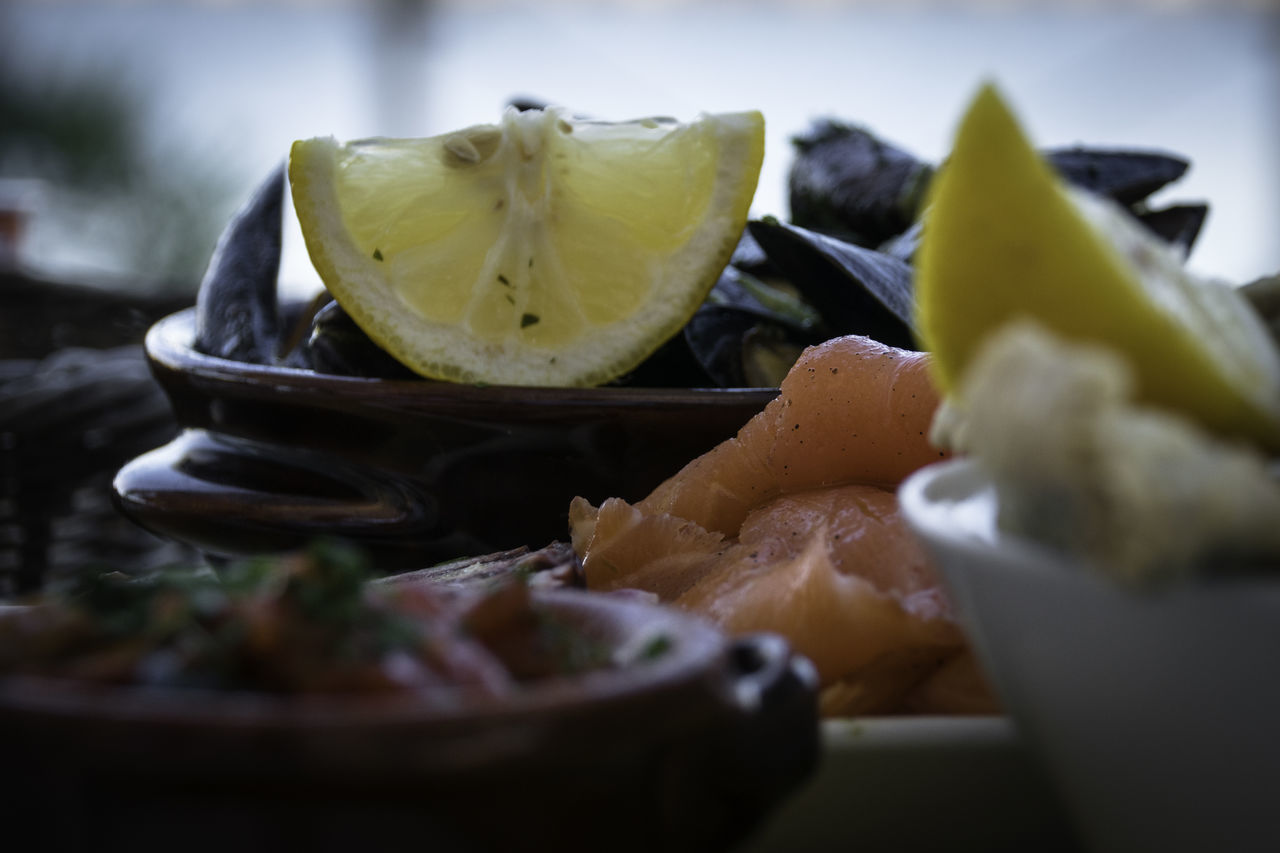 CLOSE-UP OF LEMON IN PLATE