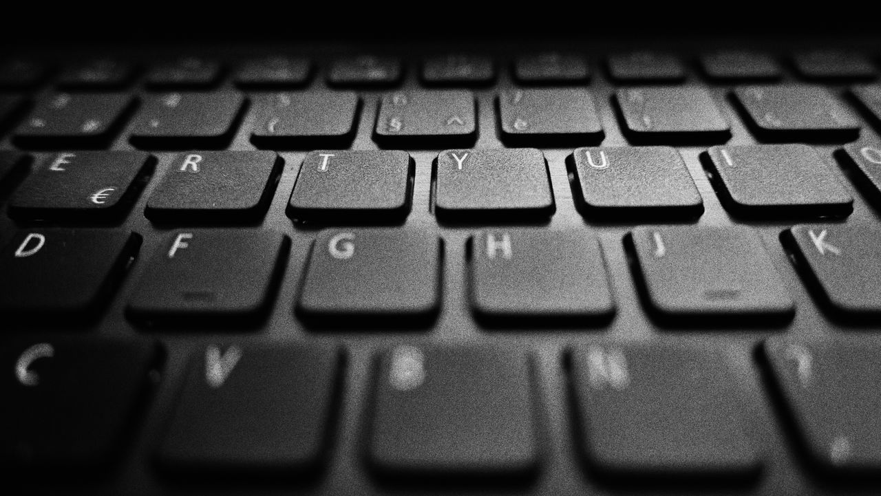 CLOSE-UP OF LAPTOP KEYBOARD