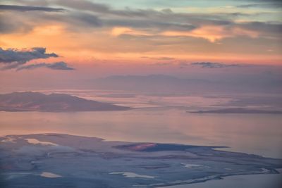 Great salt lake sunset aerial view from airplane wasatch rocky mountain range, utah, united states.