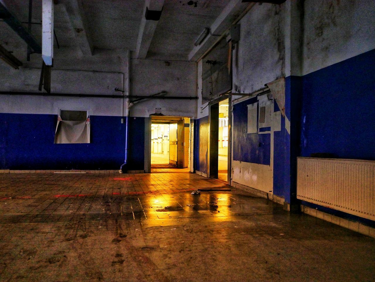 EMPTY CORRIDOR IN BUILDING