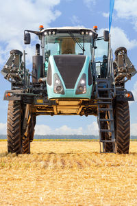 The self-propelled sprayer for leading field crops provides high quality spraying.