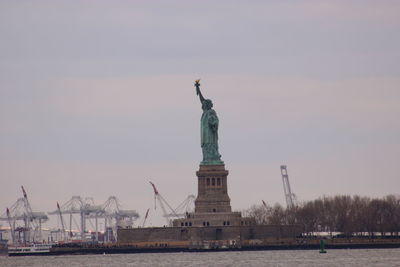 Statue of liberty against sea