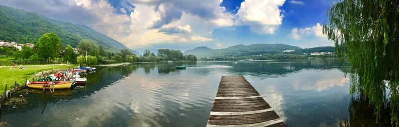 Panoramic view of lake and mountains against sky