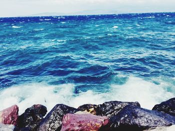 Waves splashing on rocks