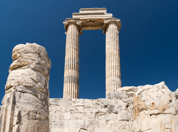 Low angle view of historical monument against clear blue sky