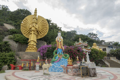 Statue against sky