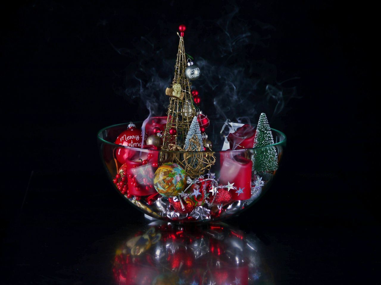CLOSE-UP OF CHRISTMAS DECORATION ON GLASS TABLE