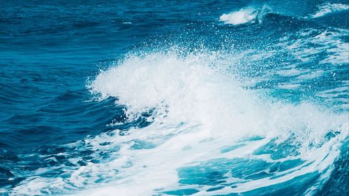 Close-up of waves splashing in sea