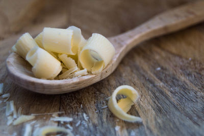 Close-up of chopped bread on cutting board