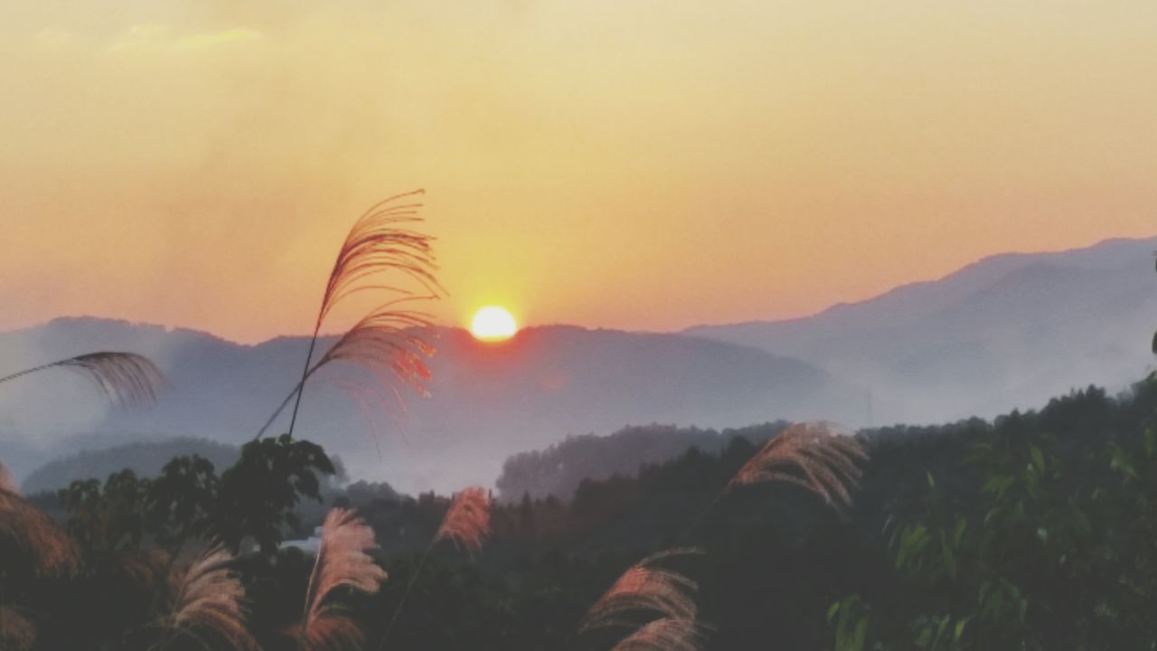 sunset, sun, tranquil scene, tranquility, scenics, mountain, beauty in nature, landscape, nature, lens flare, idyllic, clear sky, sunbeam, sunlight, sky, non-urban scene, mountain range, orange color