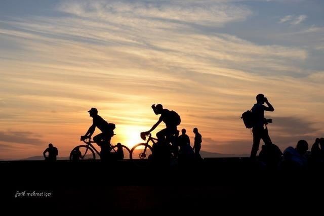 sunset, silhouette, sky, men, orange color, lifestyles, leisure activity, togetherness, cloud - sky, large group of people, medium group of people, person, enjoyment, sun, cloud, friendship, vacations, fun, beauty in nature