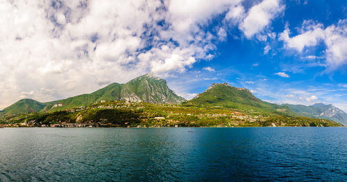 Panoramic view of lake and mountains against sky