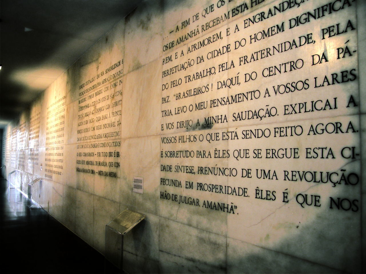 CLOSE-UP OF TEXT WRITTEN ON WALL