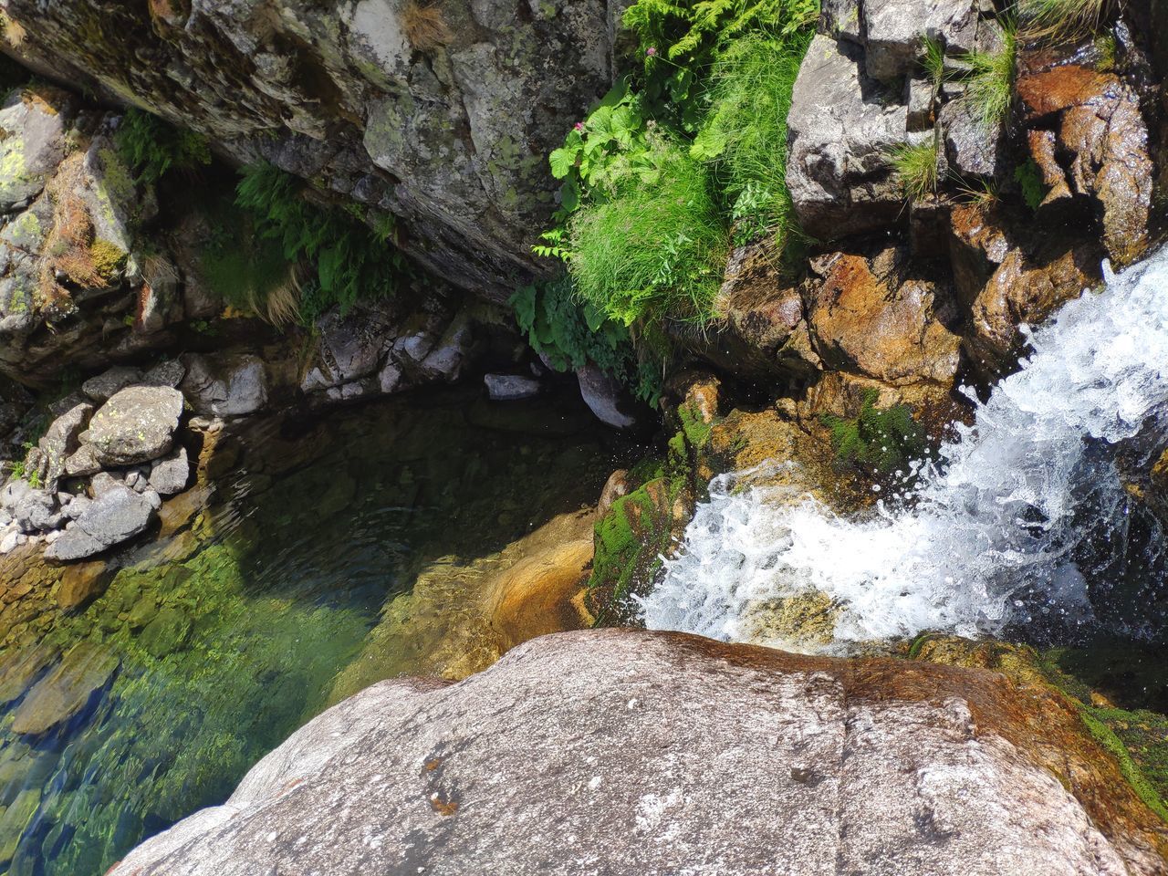 SCENIC VIEW OF RIVER FLOWING THROUGH ROCK FORMATION