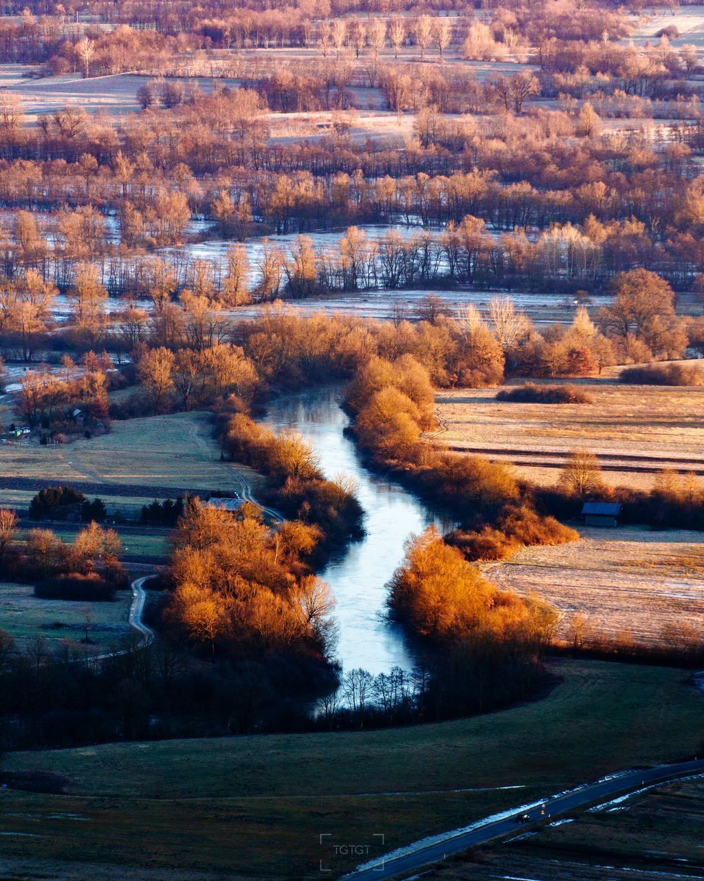 SCENIC VIEW OF RIVER ALONG LANDSCAPE