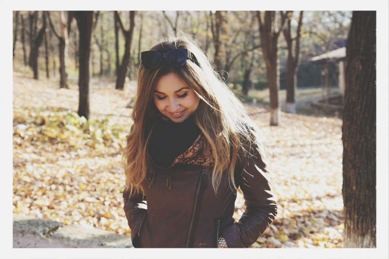 young adult, young women, long hair, lifestyles, person, leisure activity, portrait, looking at camera, focus on foreground, front view, casual clothing, transfer print, tree, smiling, standing, auto post production filter, waist up