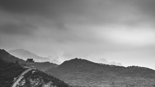 Great wall of china against cloudy sky