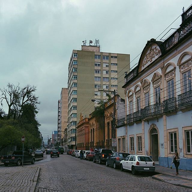 building exterior, architecture, built structure, car, transportation, land vehicle, street, mode of transport, city, road, sky, building, incidental people, city street, the way forward, residential building, city life, residential structure, parking, parked