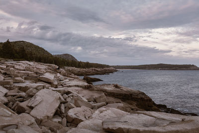 Rugged cliffs of ocean path along shoreline of acadia national park in mount desert island, maine.