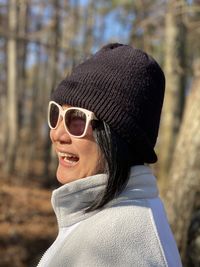 Close-up of cheerful woman wearing sunglasses