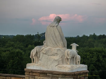 Statue against sky