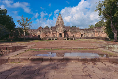 Old ruins of building against sky