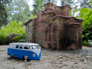 Abandoned car against building